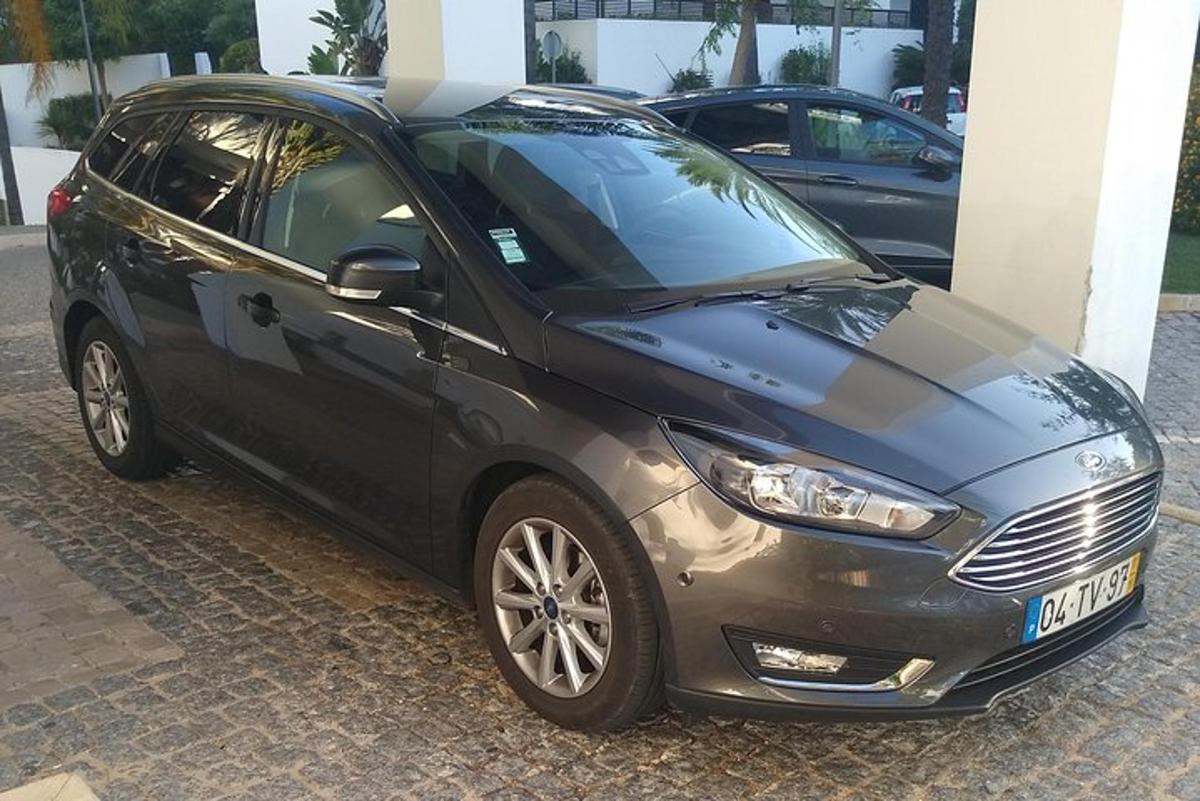 černé auto zaparkované vedle budovy