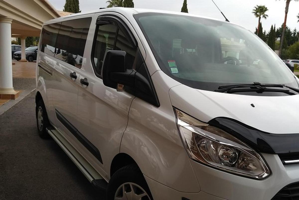 uma van branca estacionada em um estacionamento