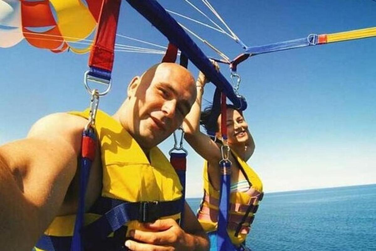 egy férfi és egy nő ejtőernyőn ül
