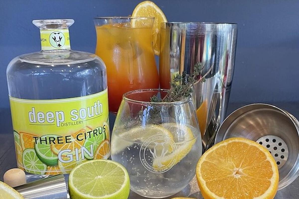 stůl se sklenicí džusu a sklenicí limonády