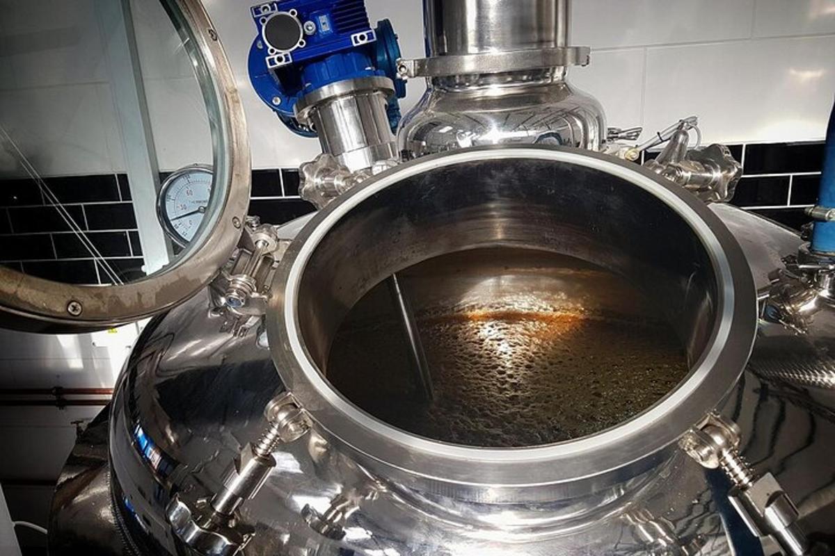 eine Metallschüssel mit Flüssigkeit darin neben einem Spiegel