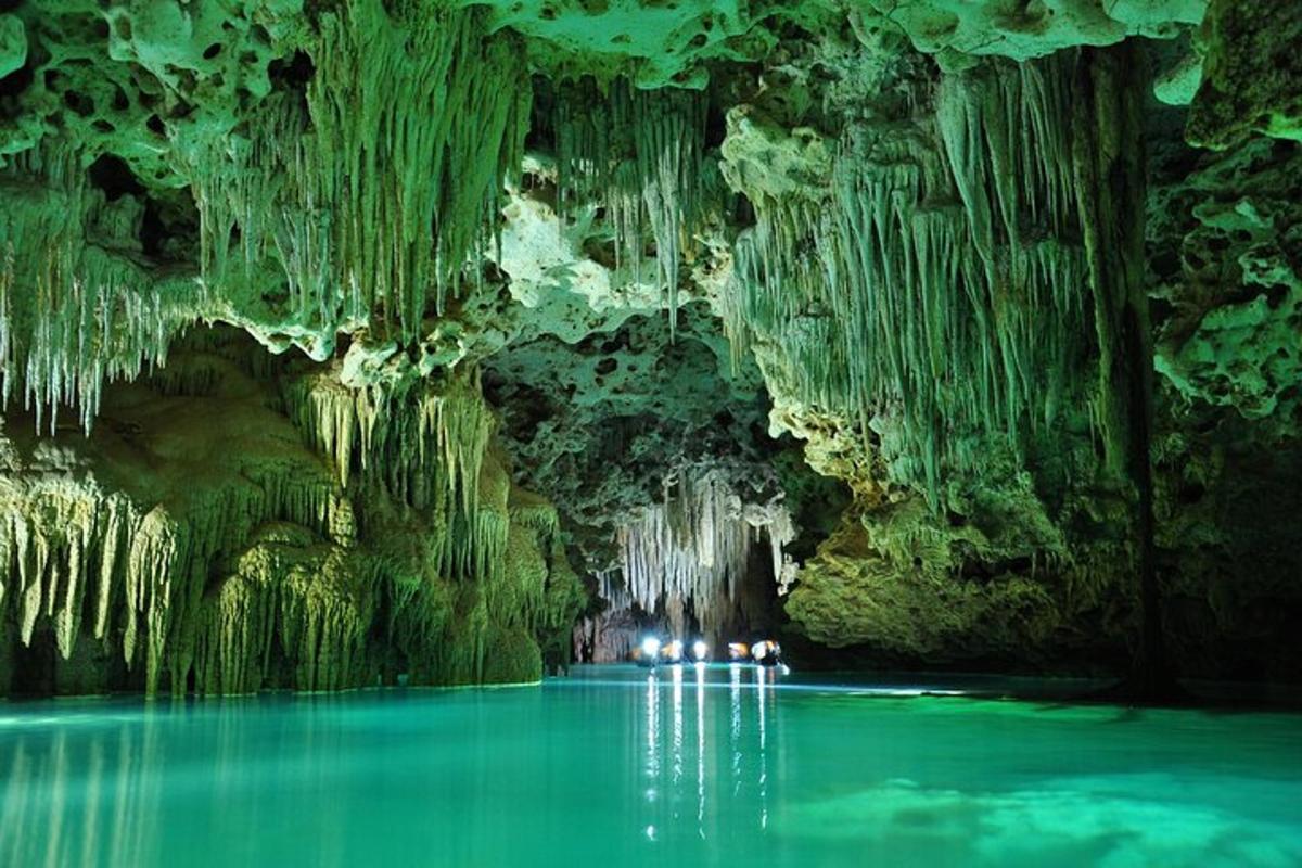 Un grupo de personas en una cueva con agua.