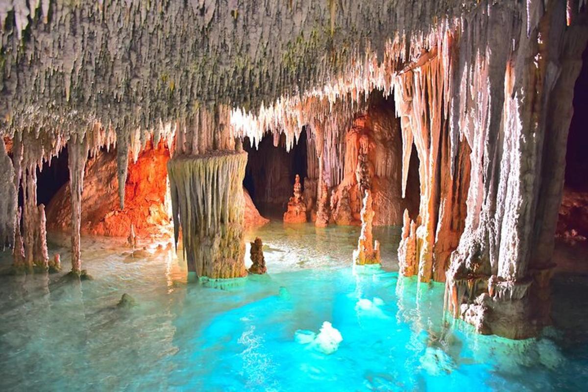 Una cueva con carámbanos y agua en ella.