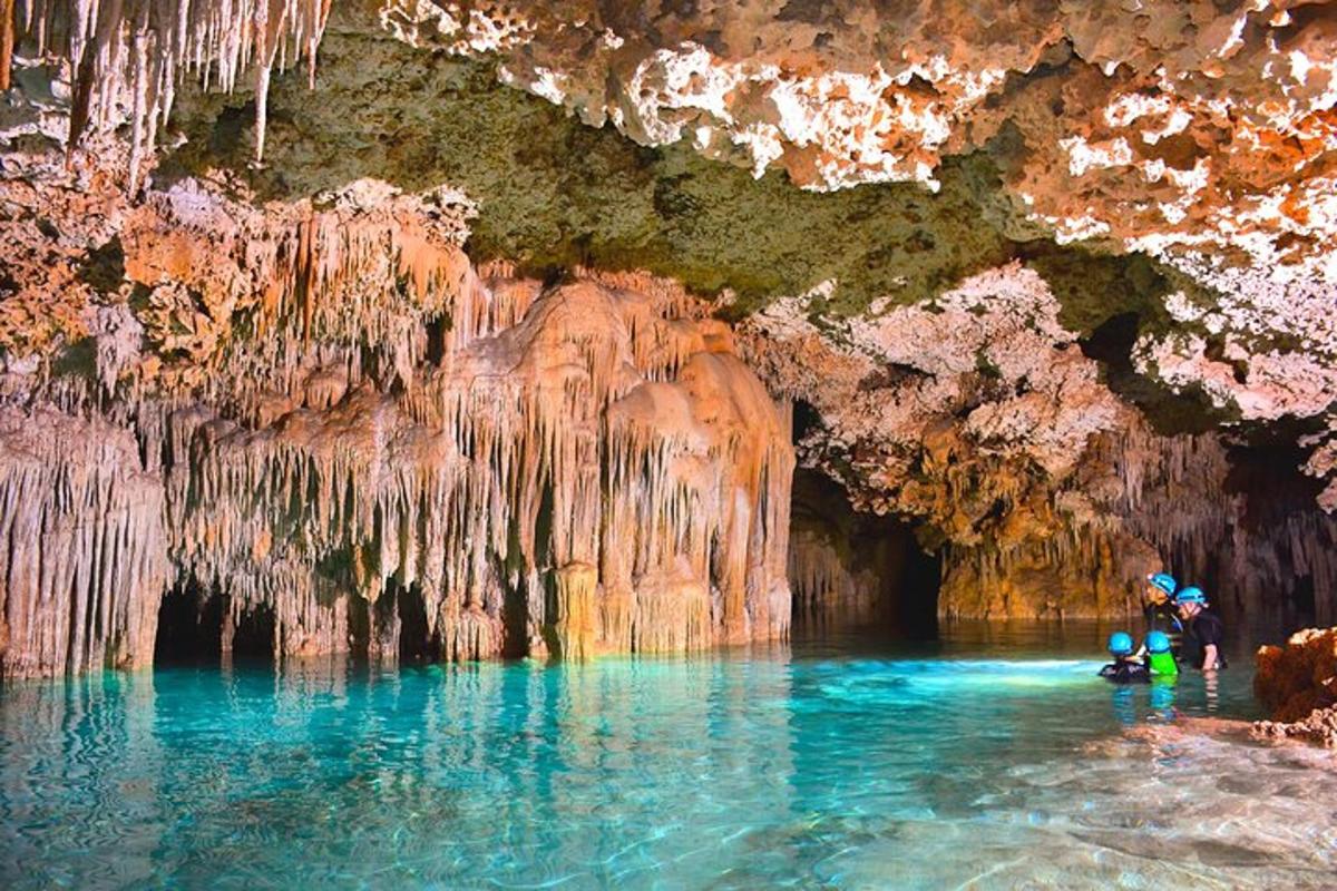 Un grupo de personas en el agua en una cueva.
