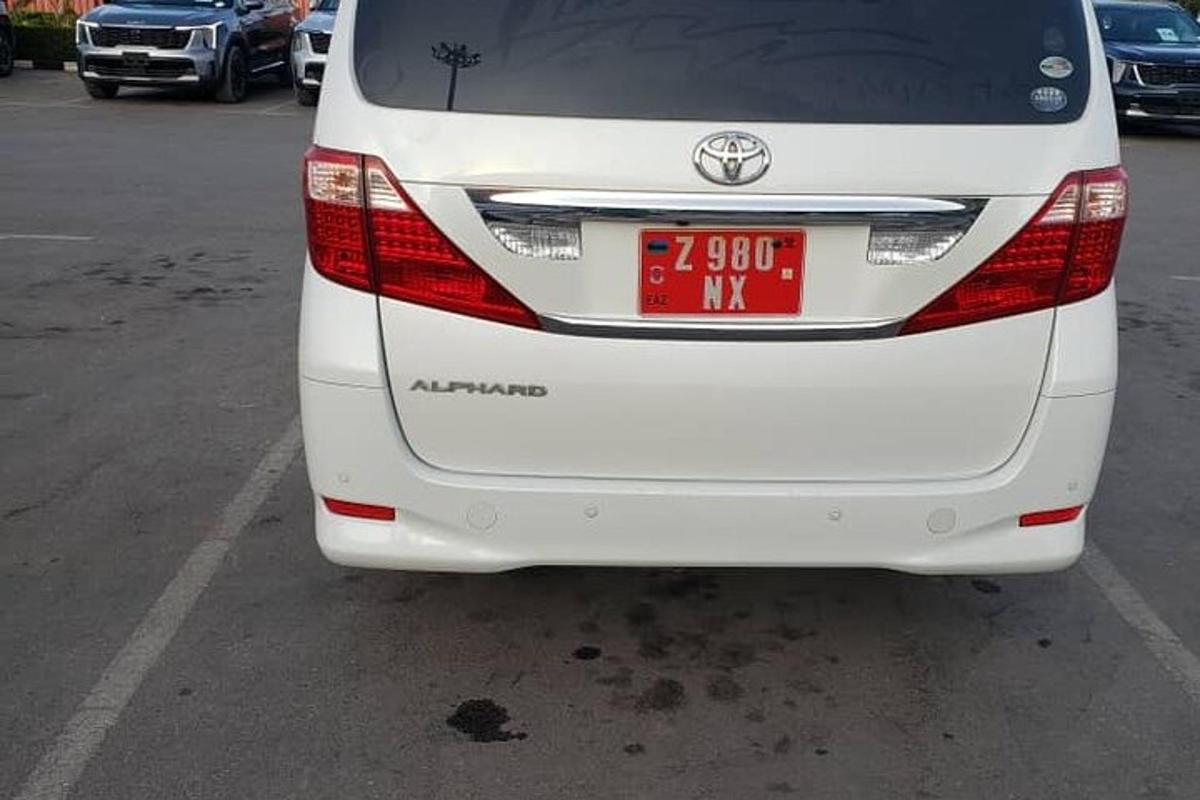 Un coche blanco estacionado en un estacionamiento