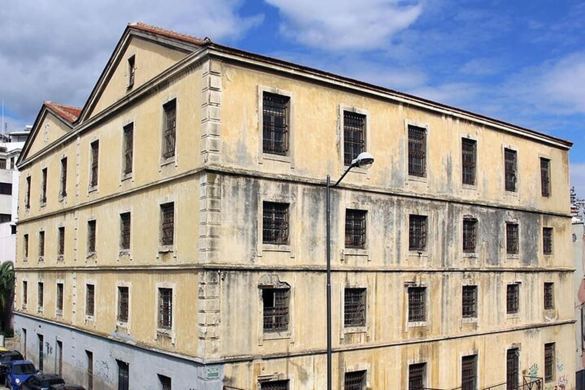 ένα παλιό κτίριο στην άκρη ενός δρόμου