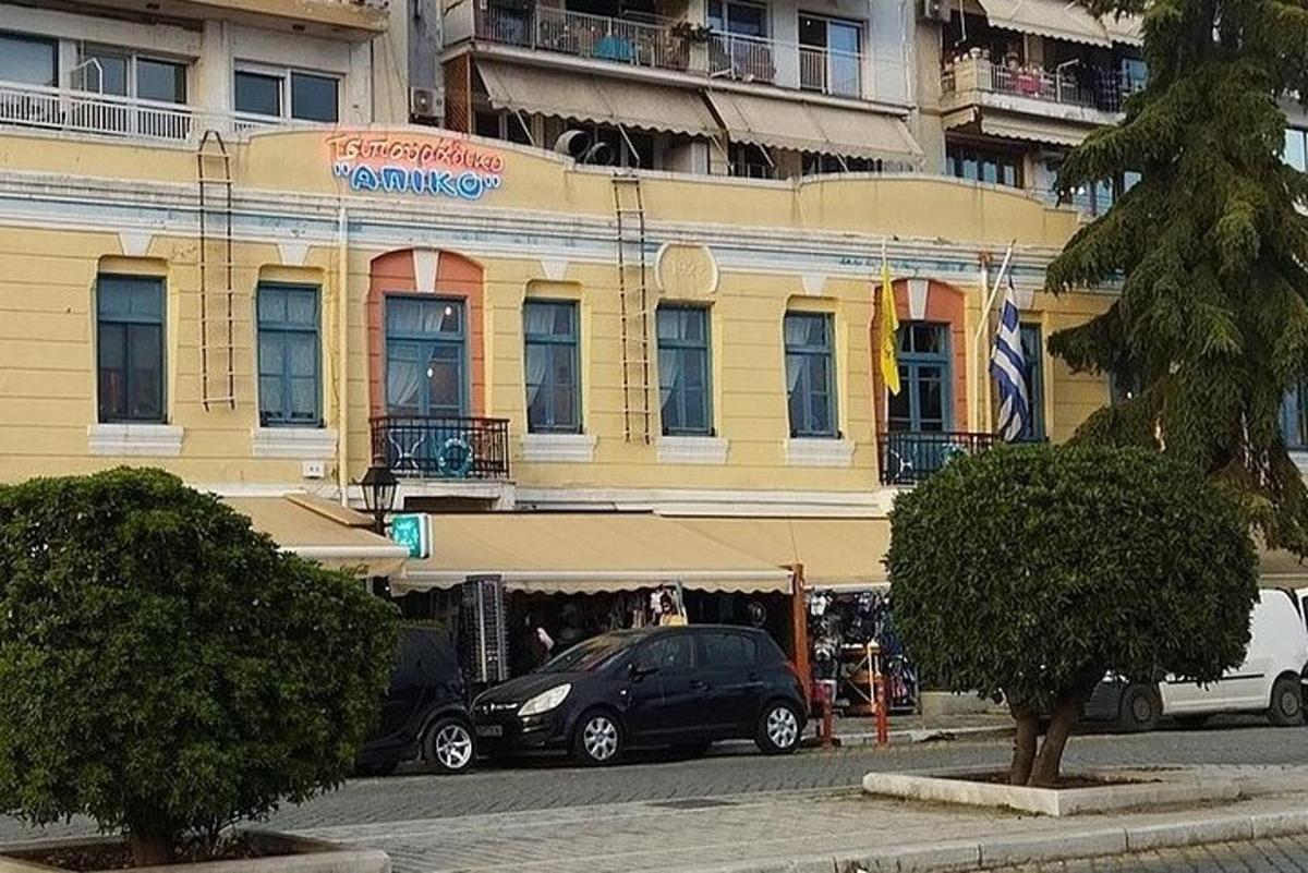 前面停着汽车的建筑物