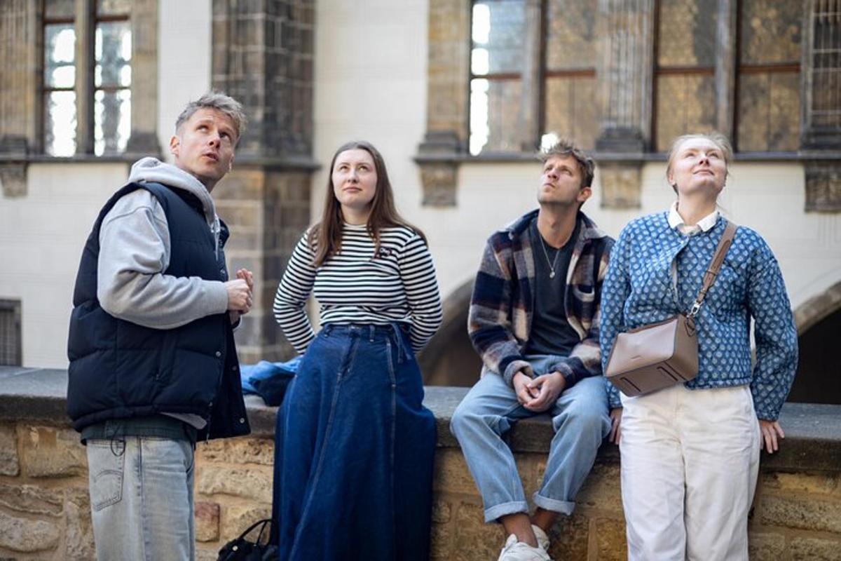 un grup de persones dempeus davant d'un edifici