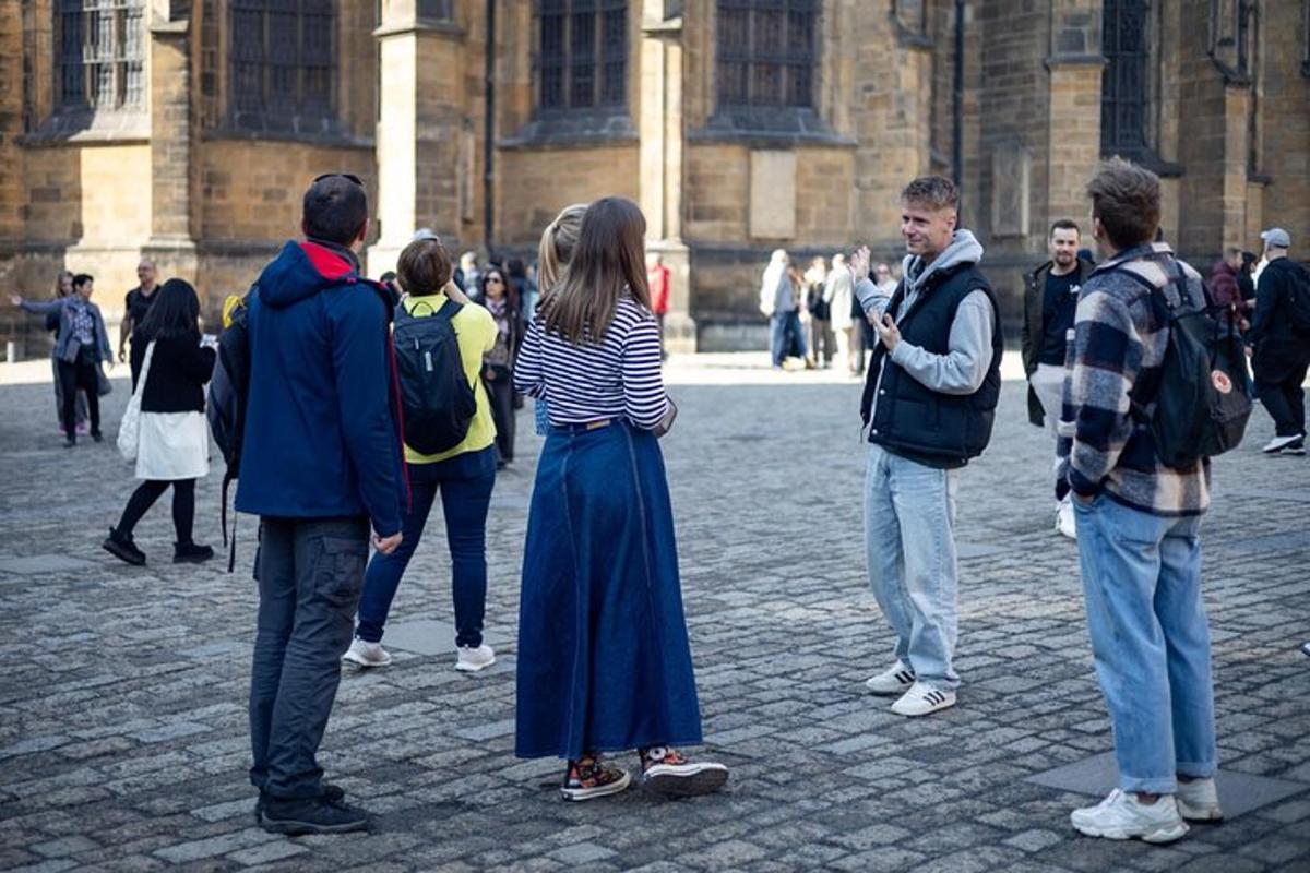 grupp inimesi, kes seisavad hoone ees