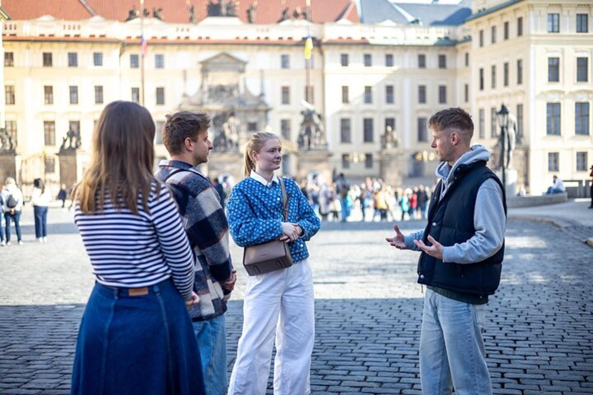 grupp inimesi, kes seisavad hoone ees