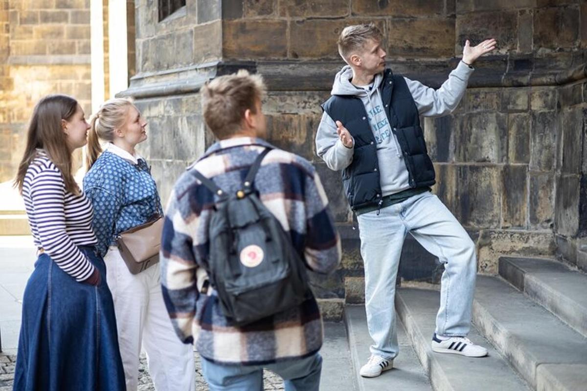 grupp inimesi, kes vaatavad meest, kes osutab seinale