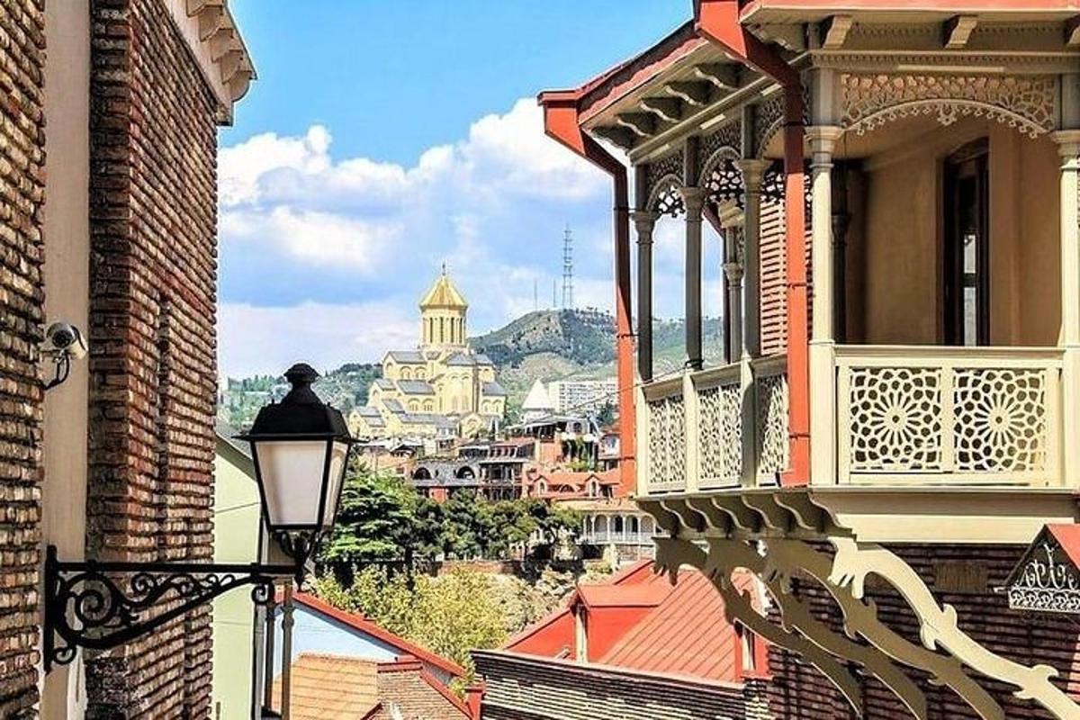 una vista d'una ciutat des d'un edifici amb fanal
