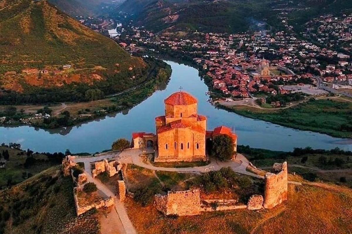 vista aèria d'un castell en un turó al costat d'un riu