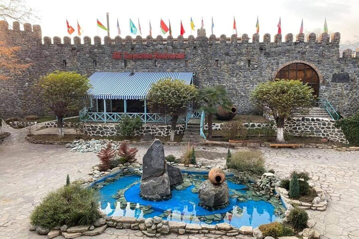Un castillo con una fuente delante de un edificio.