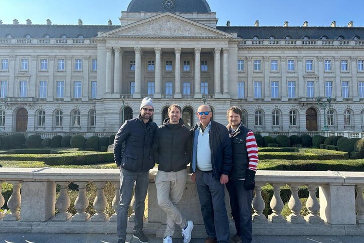un grup de persones dempeus davant d'un edifici