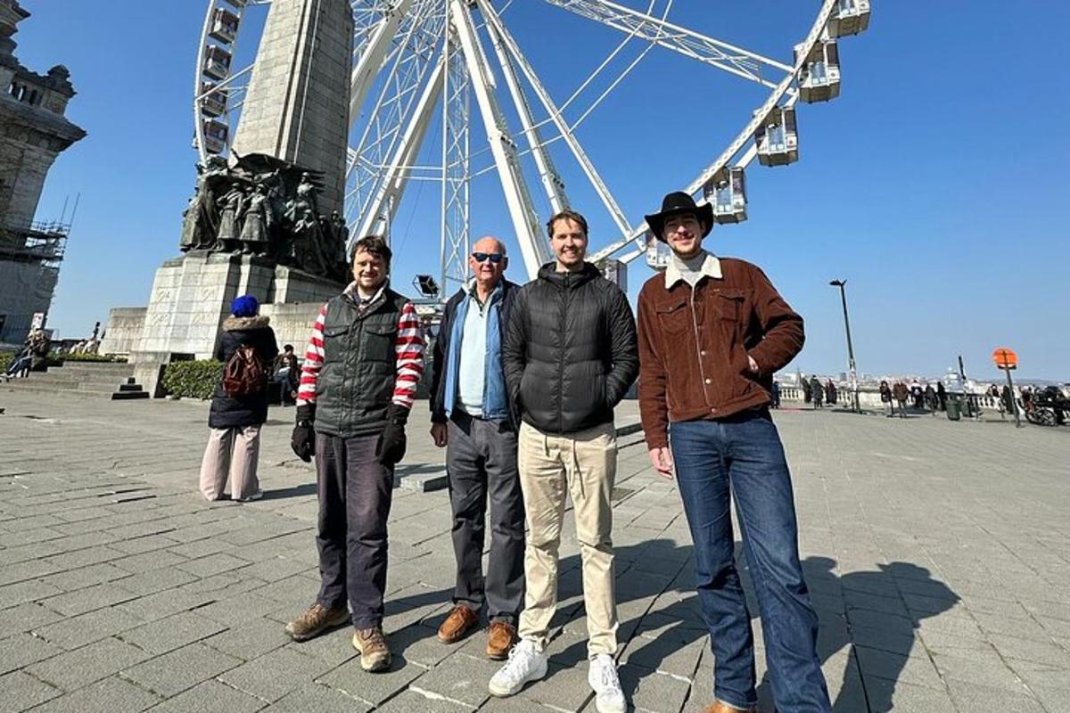 kolm meest seisavad vaateratta ees
