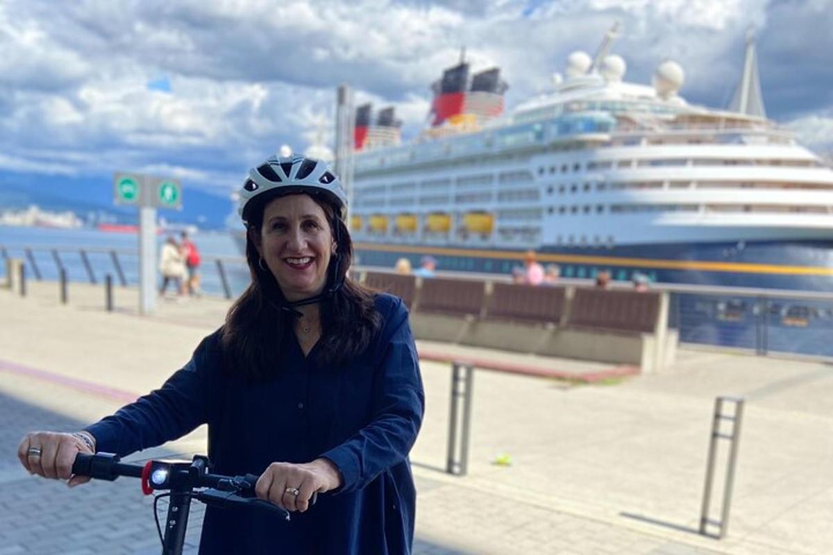 isang babaeng naka-bike sa harap ng cruise ship