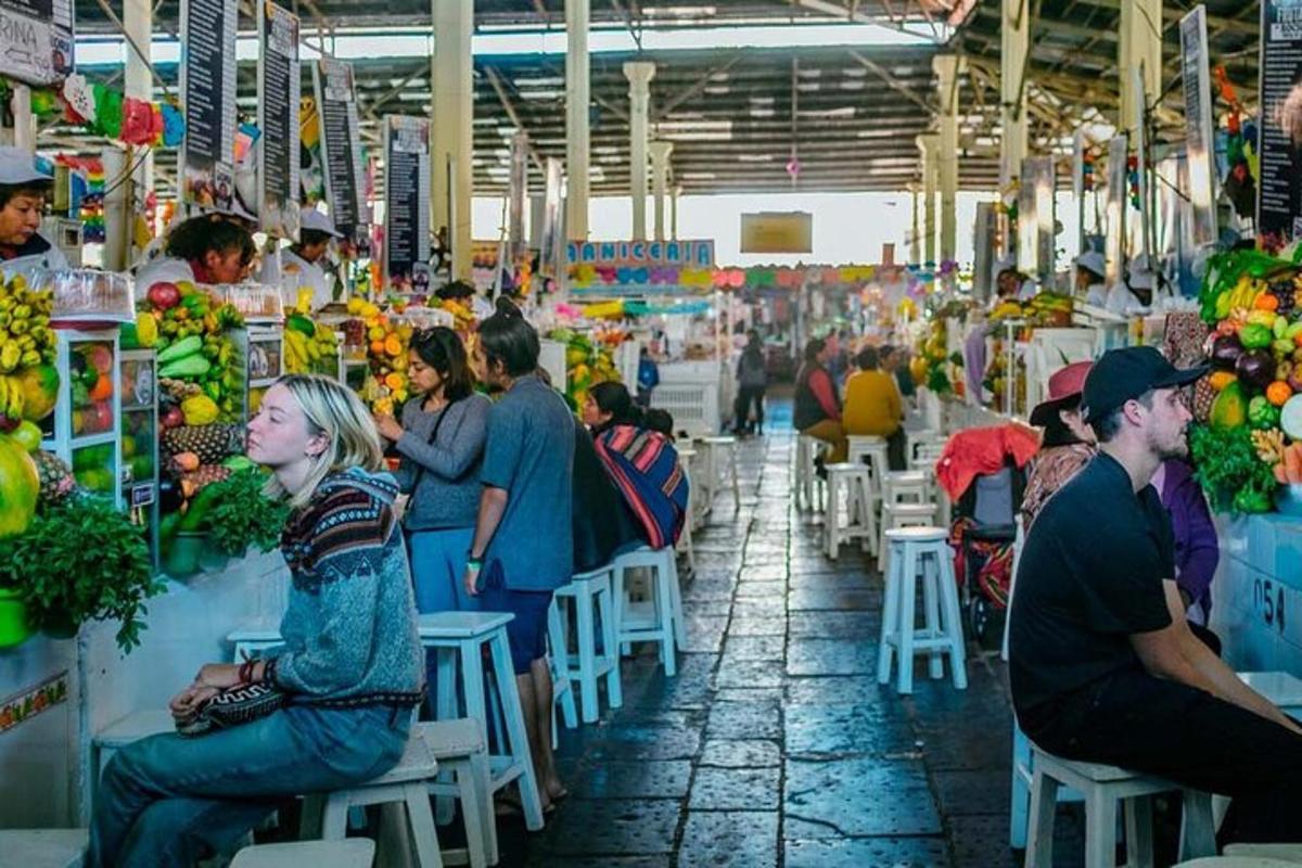 een groep mensen die op een groente- en fruitmarkt zitten