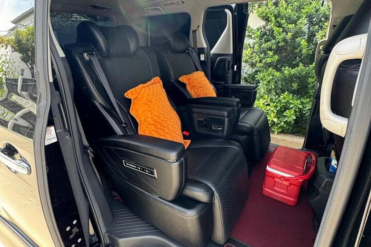 Un asiento trasero abierto de una camioneta con almohadas naranjas