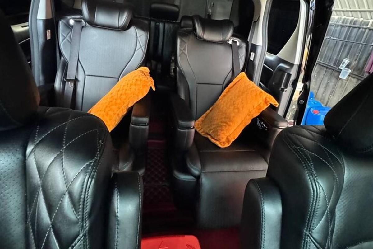 Dos toallas naranjas están sentadas en los asientos traseros de un automóvil.