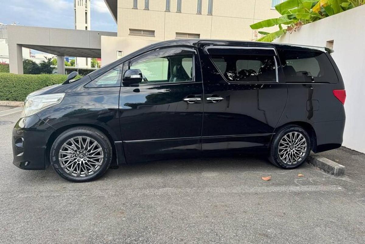 una camioneta negra estacionada en un estacionamiento