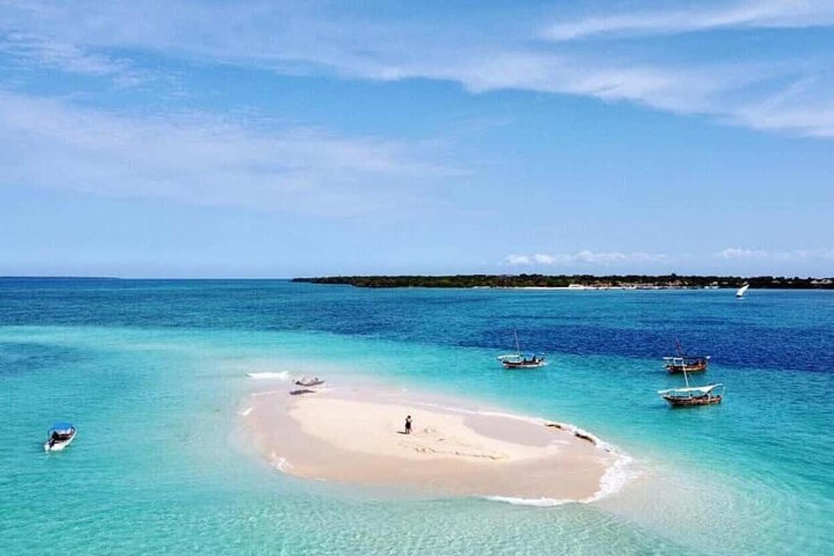 otok v oceanu s čolni v vodi