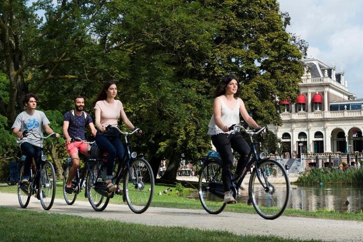 un gruppo di persone che vanno in bicicletta lungo una strada
