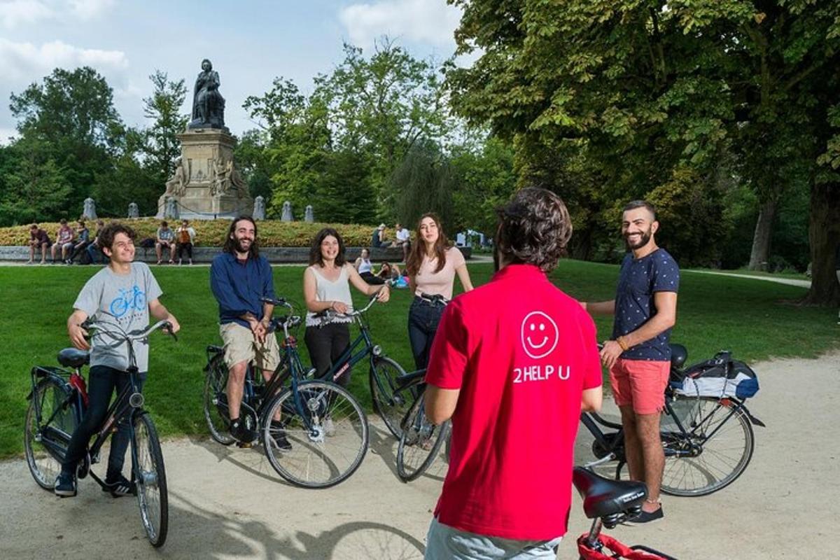 grupp inimesi pargis jalgratastega