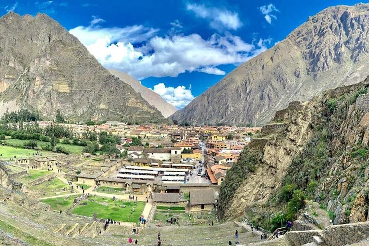 una vista de un pueblo en las montañas