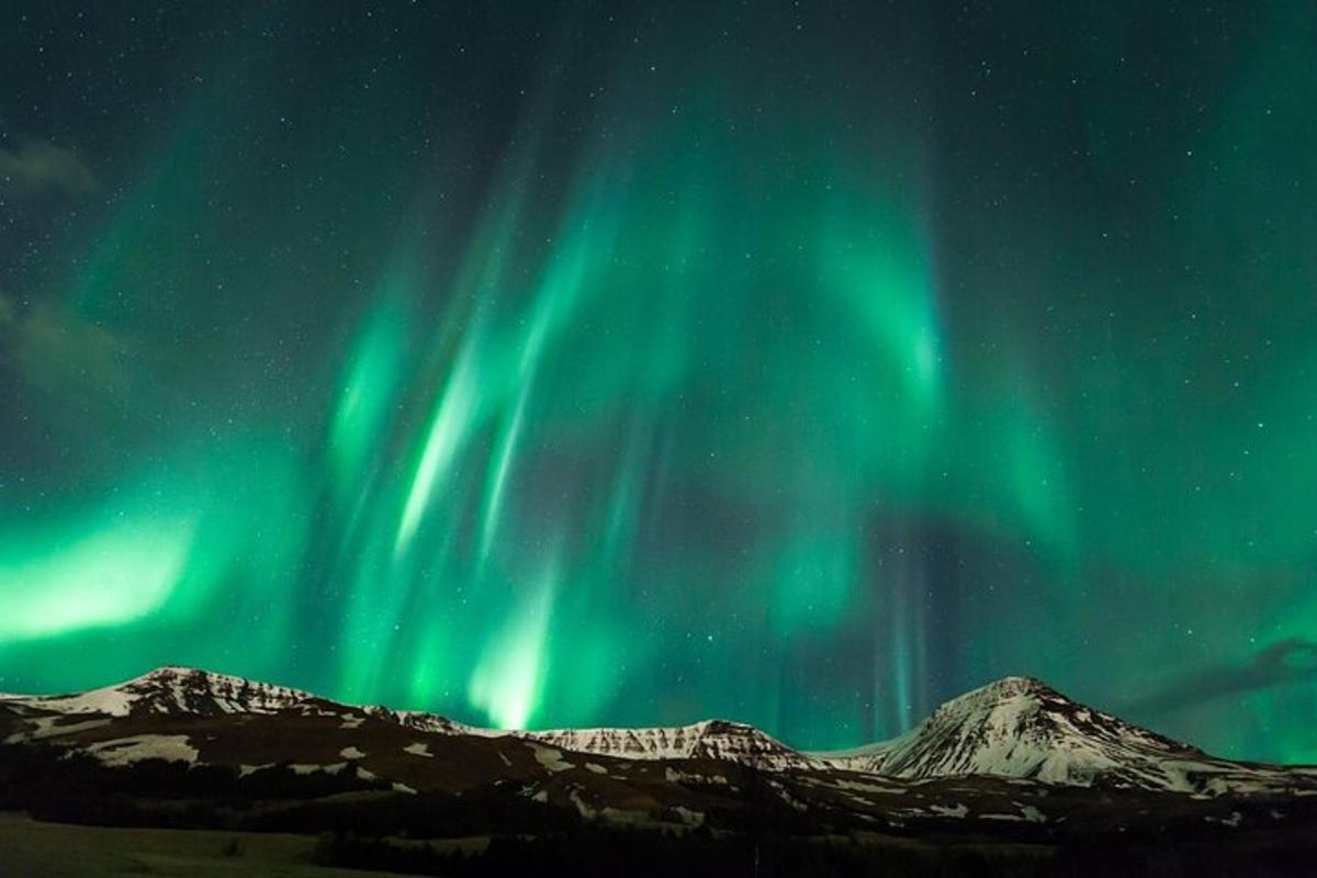 imej aurora borealis di atas pergunungan