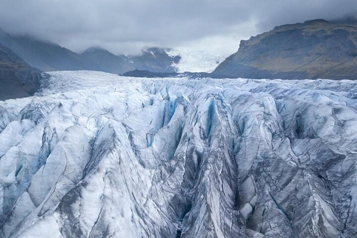 uma vista aérea de uma montanha coberta de gelo