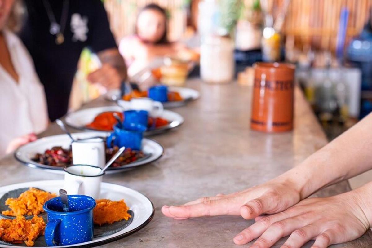 un tavolo sormontato da piatti di cibo