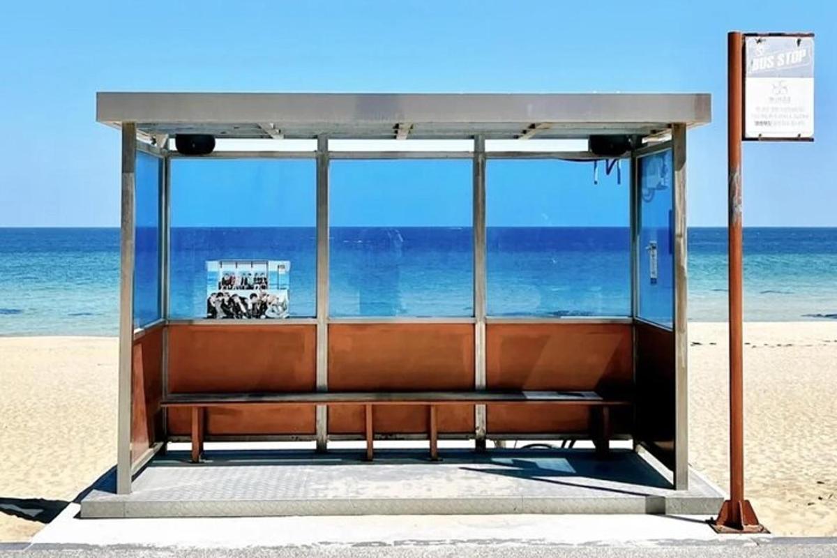 autobusová zastávka na pláži s výhledem na oceán