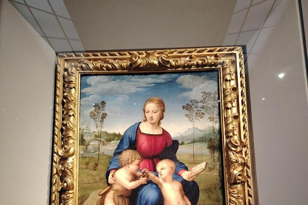 een schilderij van een vrouw met twee kinderen in een lijst