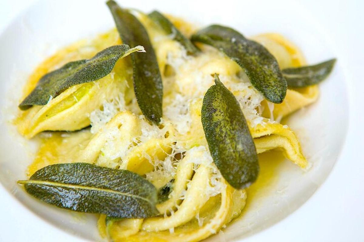 diskur af ravioli með grænum paprikum og osti