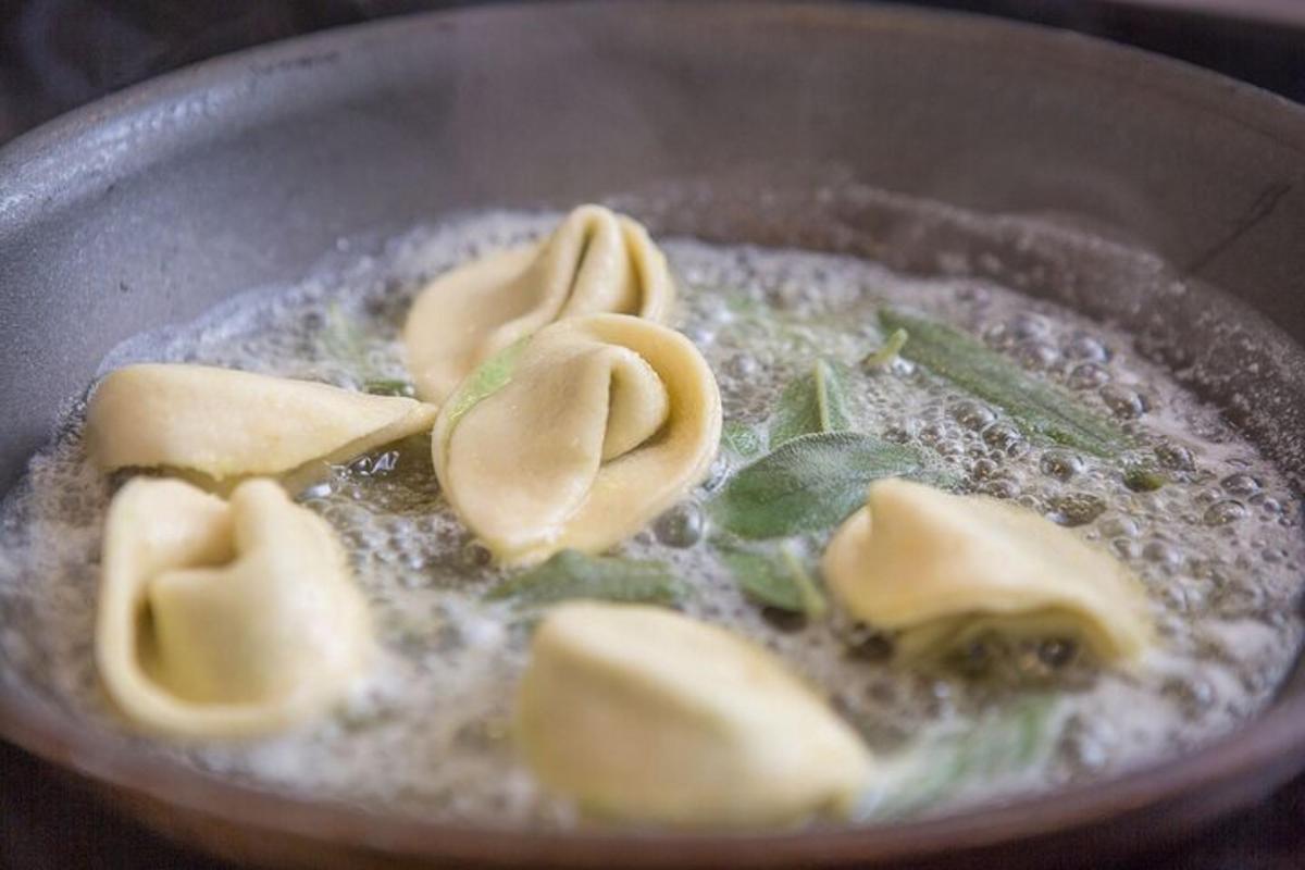 un tazón de sopa con pasta