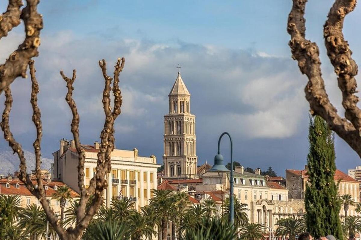 un alto edificio con una torre dell'orologio in una città