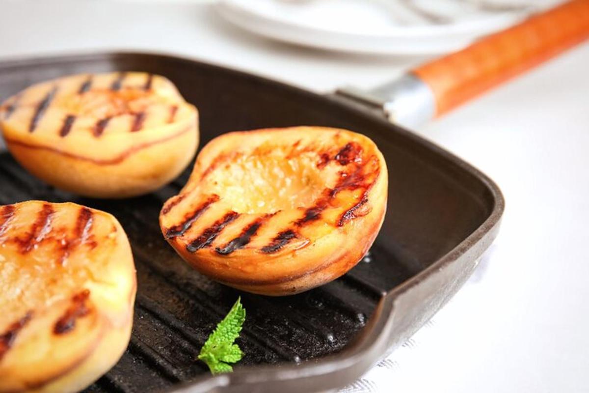 tres aliments cuinant-se a la graella en una paella