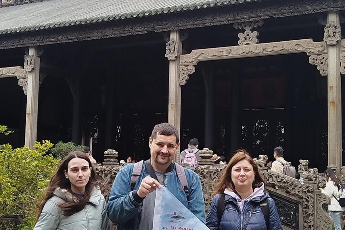 Egy férfi és két nő áll egy épület előtt