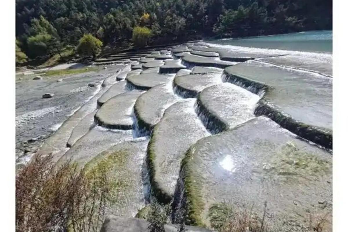 an aerial view of a river with large rocks