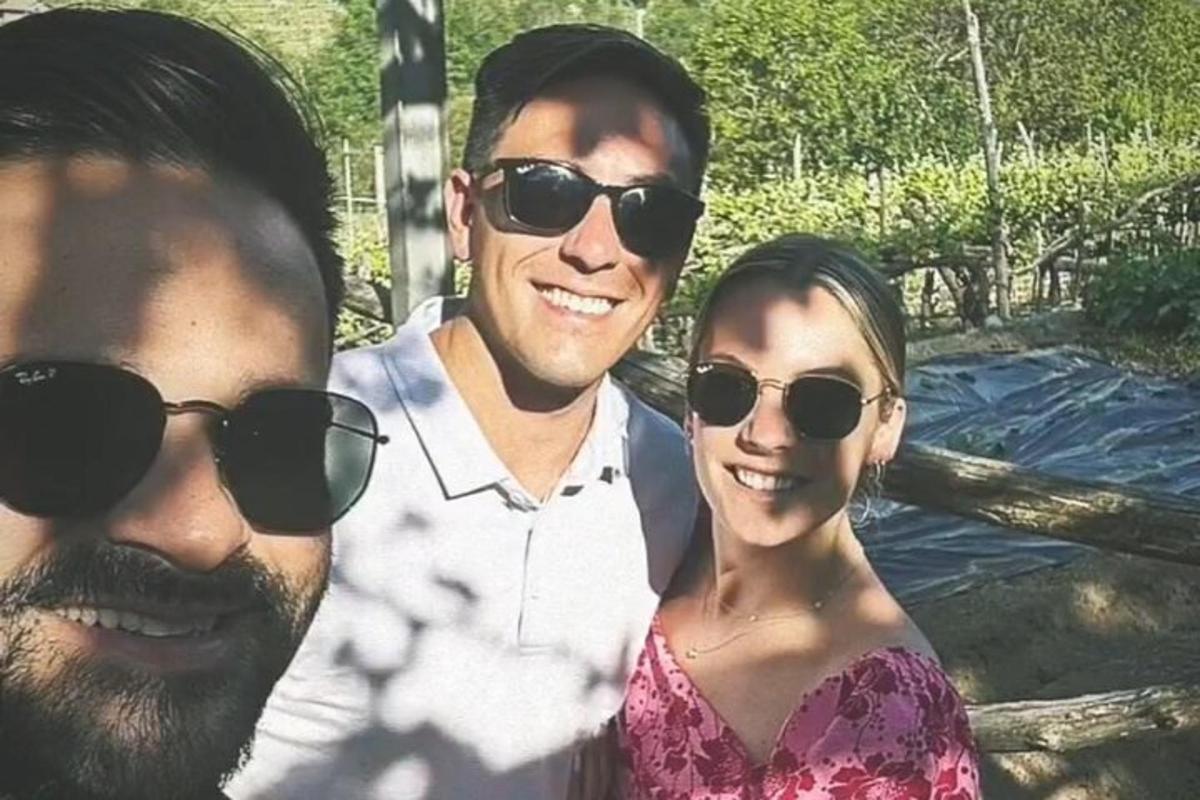 Δύο άνδρες και μια γυναίκα με γυαλιά ηλίου ποζάρουν για μια φωτογραφία