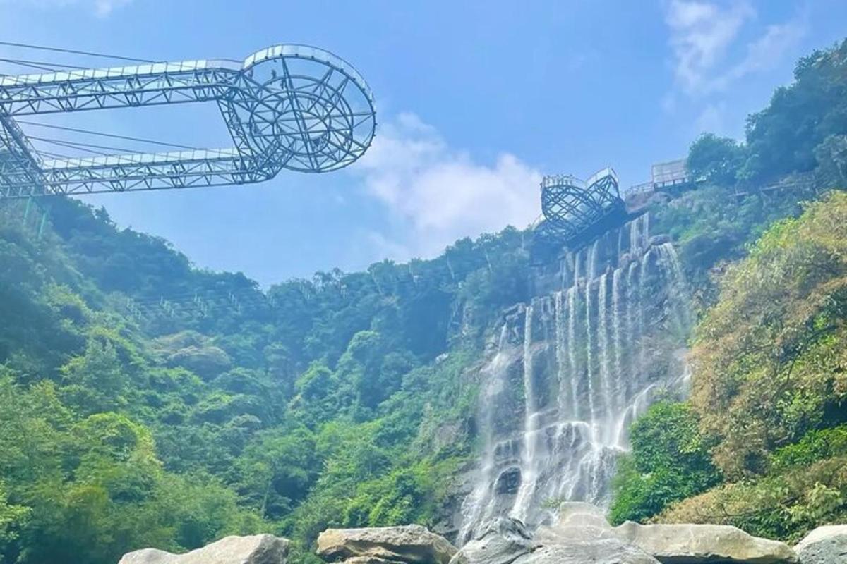 una cascata sul fianco di una montagna