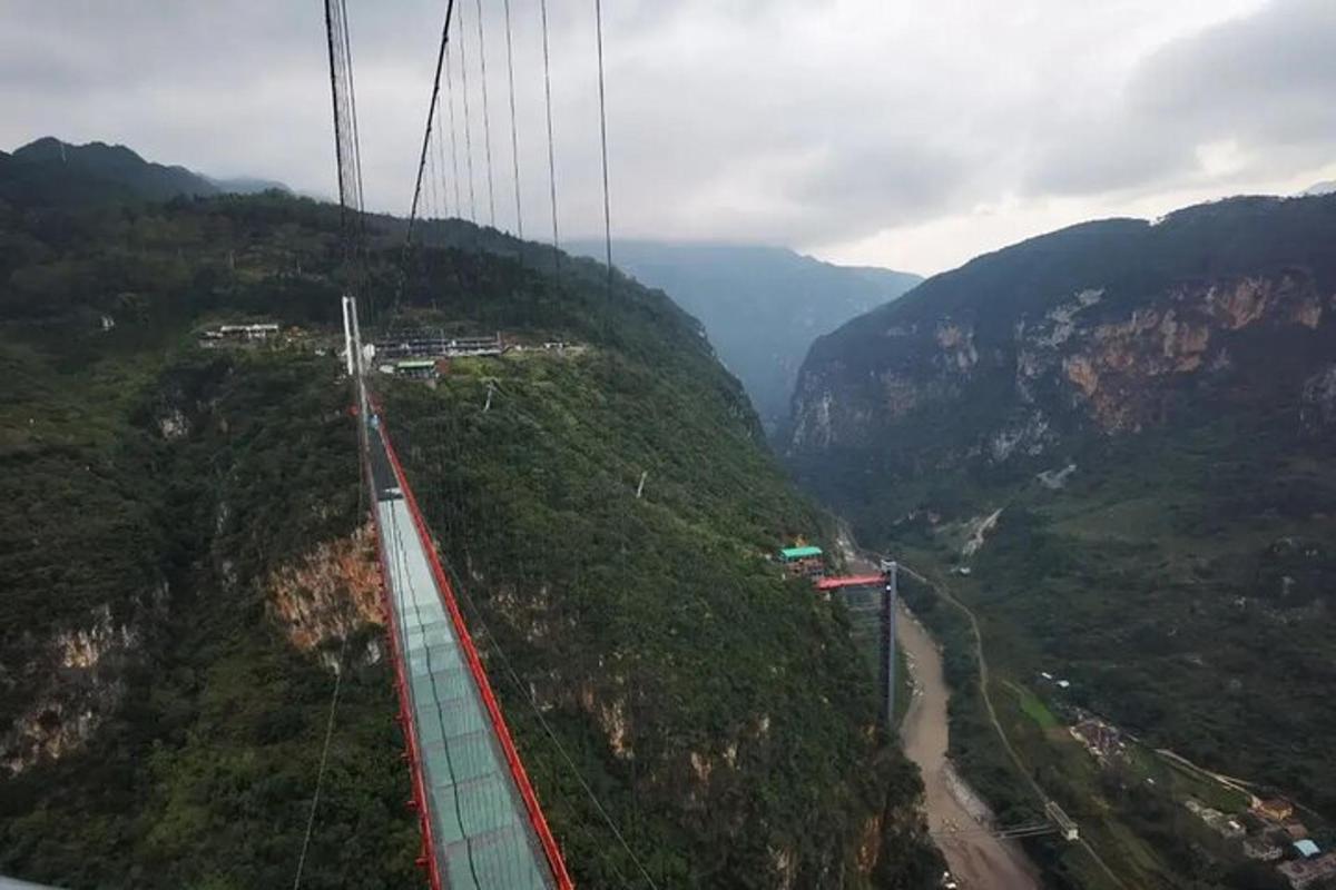 un pont al cim d'una muntanya amb una carretera