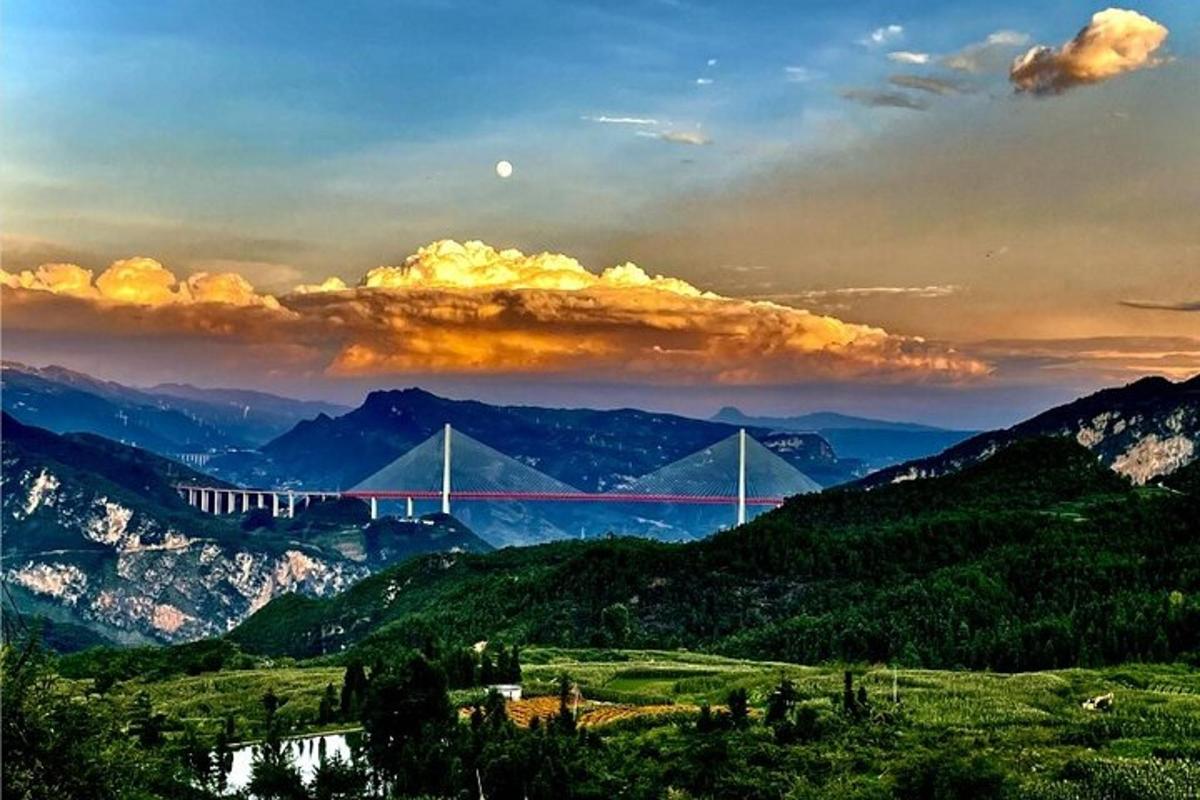 pemandangan jambatan di pergunungan