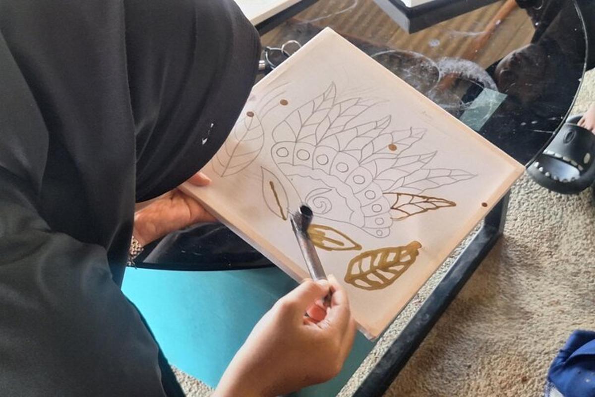 osoba vystřihující omalovánku na drakovi