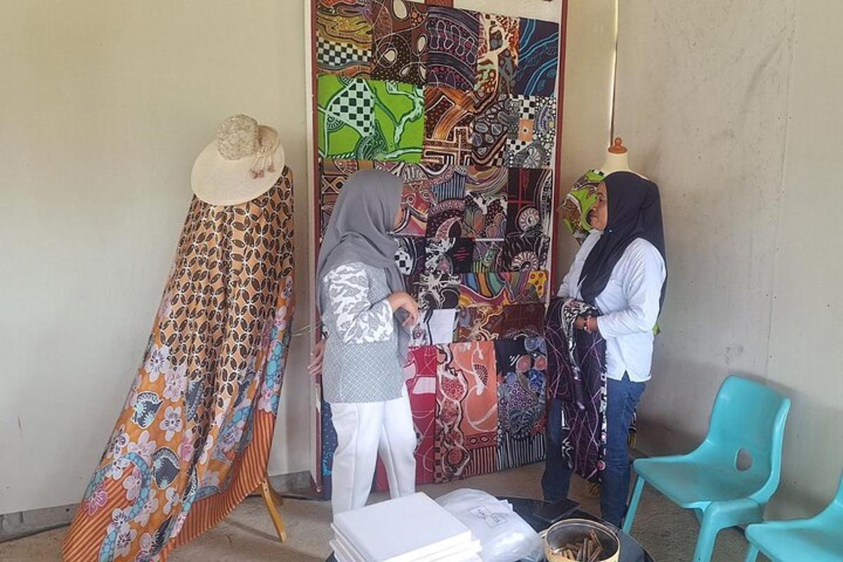 dvě ženy pracují na výstavě v místnosti