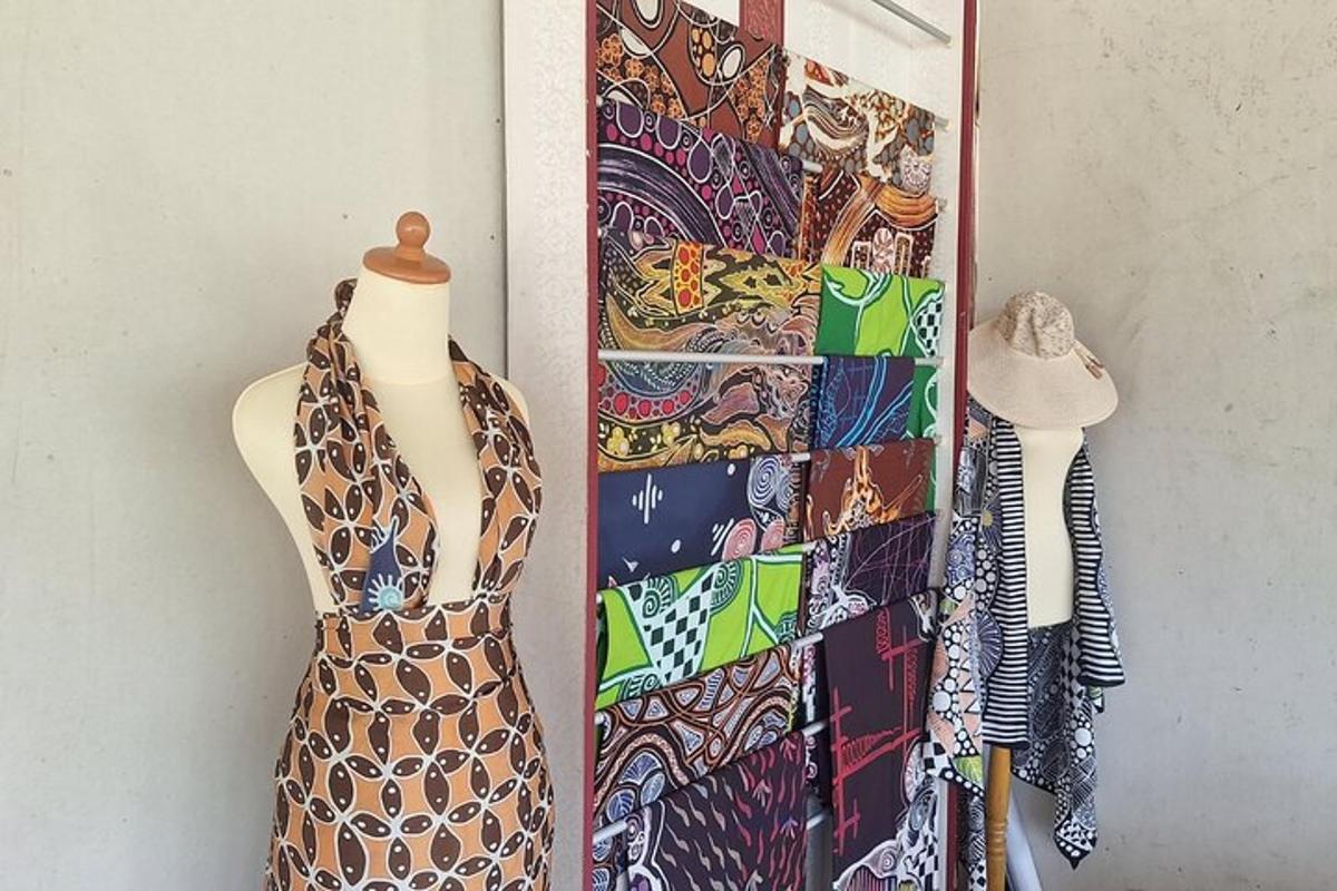 šaty visí na zdi vedle vitríny