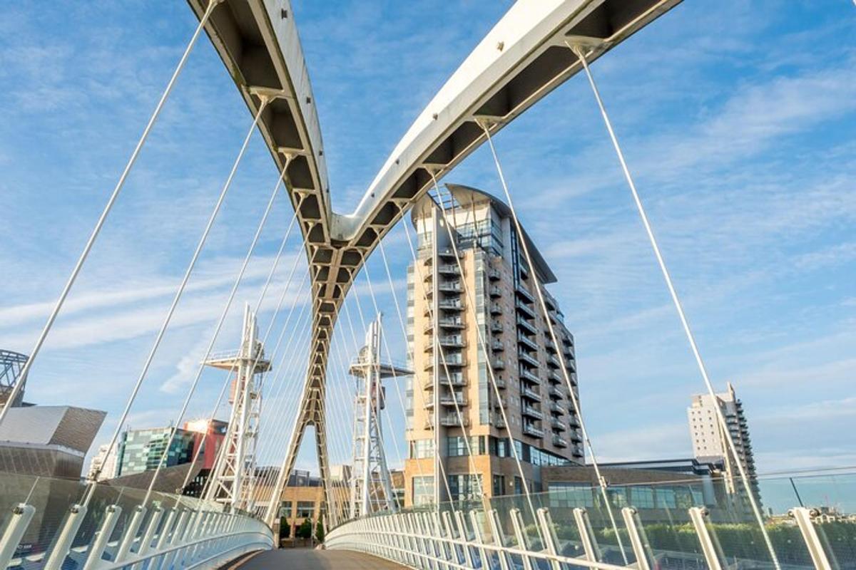eine Brücke über einer Stadt mit einem hohen Gebäude