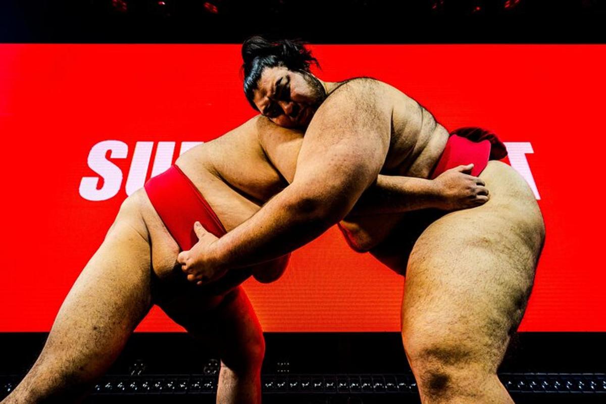dois homens em trajes de banho estão se abraçando