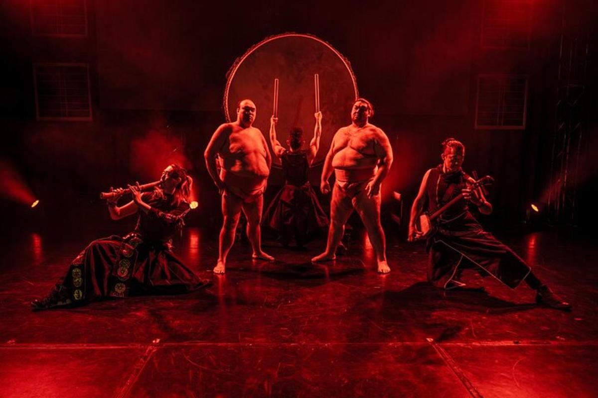 eine Gruppe von Schauspielern auf der Bühne bei einer Aufführung